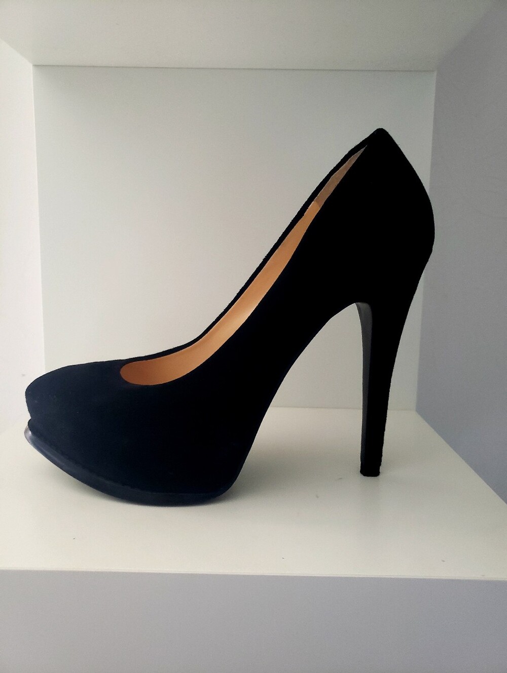 GUESS "Amazed" Black Suede Platform Stilleto Pump - Size 7